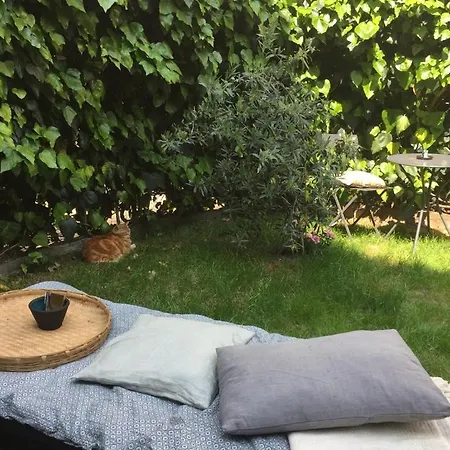 De Charme Avec Jardin A Paris